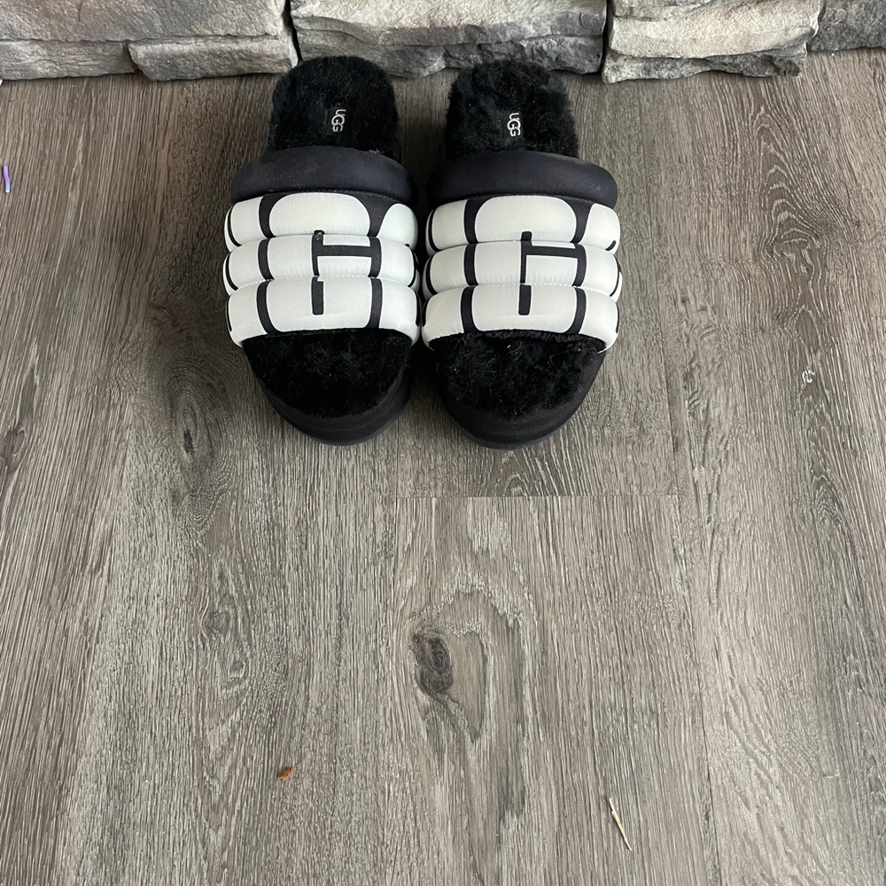 UGG Maxi Slides